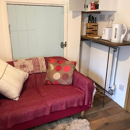 Tiny Cosy Snug Apartment Manorowen Exterior photo